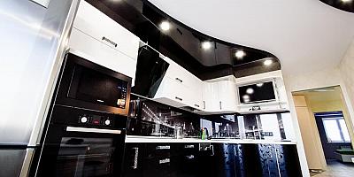 Двухуровневый черно-белый потолок на кухню 9 кв.м