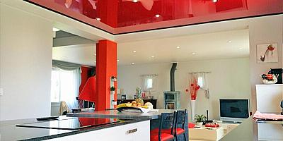 Глянцевый красный потолок на кухню 7 кв.м