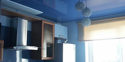 Голубой глянцевый потолок на кухню 10 кв.м