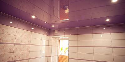 Глянцевый потолок в ванную лилового цвета 6 кв.м
