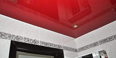 Красный глянцевый потолок в ванную 7 кв.м